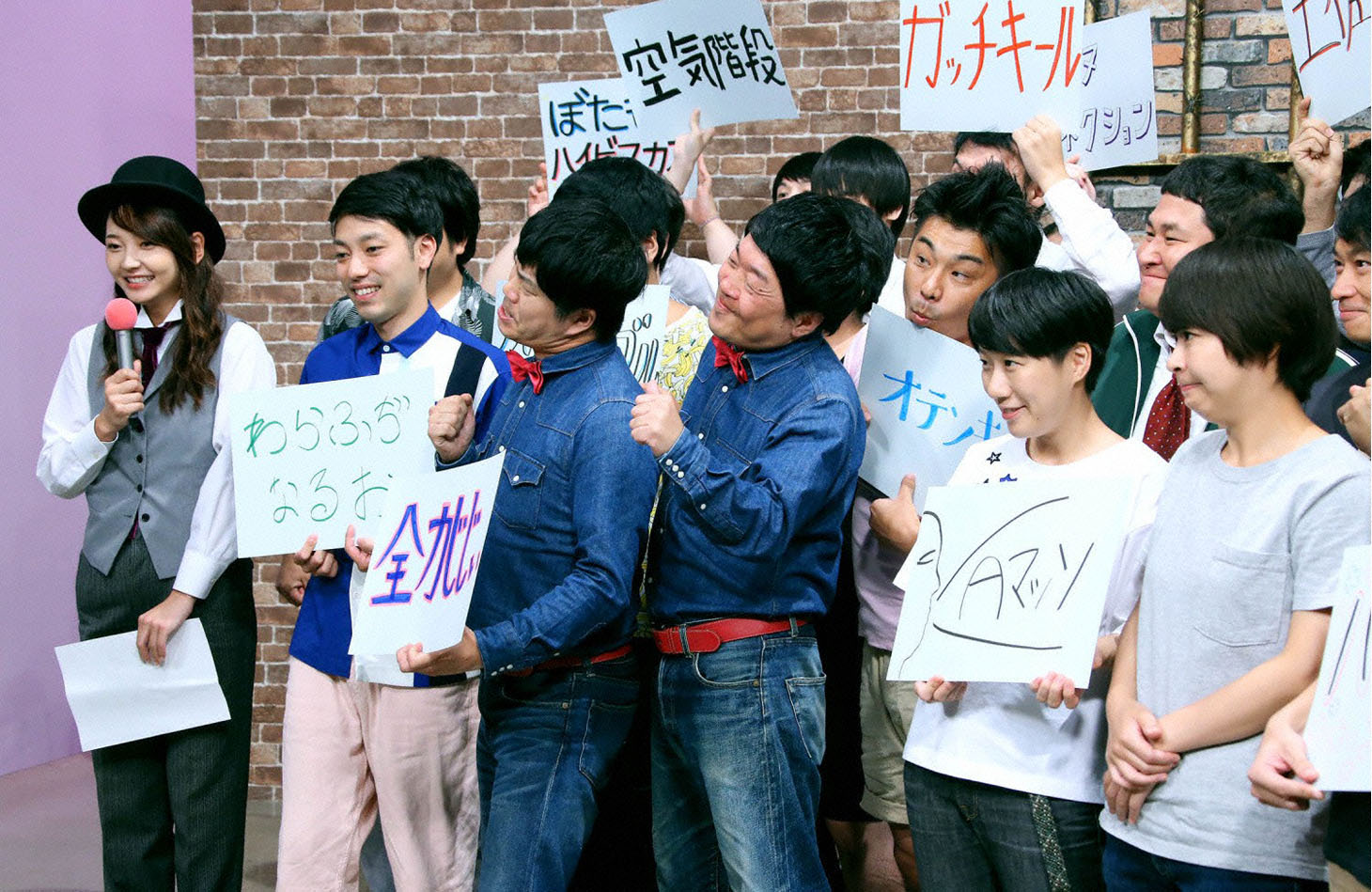 賛否両論ブースに控える芸人たち。