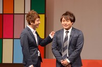 「お兄ちゃん、実はお姉ちゃんでした」と告白するサカイストまさよし（右）。