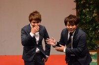 遅れてきた1人の観客に改めて“重大発表”を説明するサカイスト。