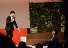 博多華丸・大吉の登場に腰を抜かすサカイストまさよし（右）。