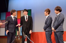 囲み取材でサカイストより目立とうとする博多華丸（左端）。