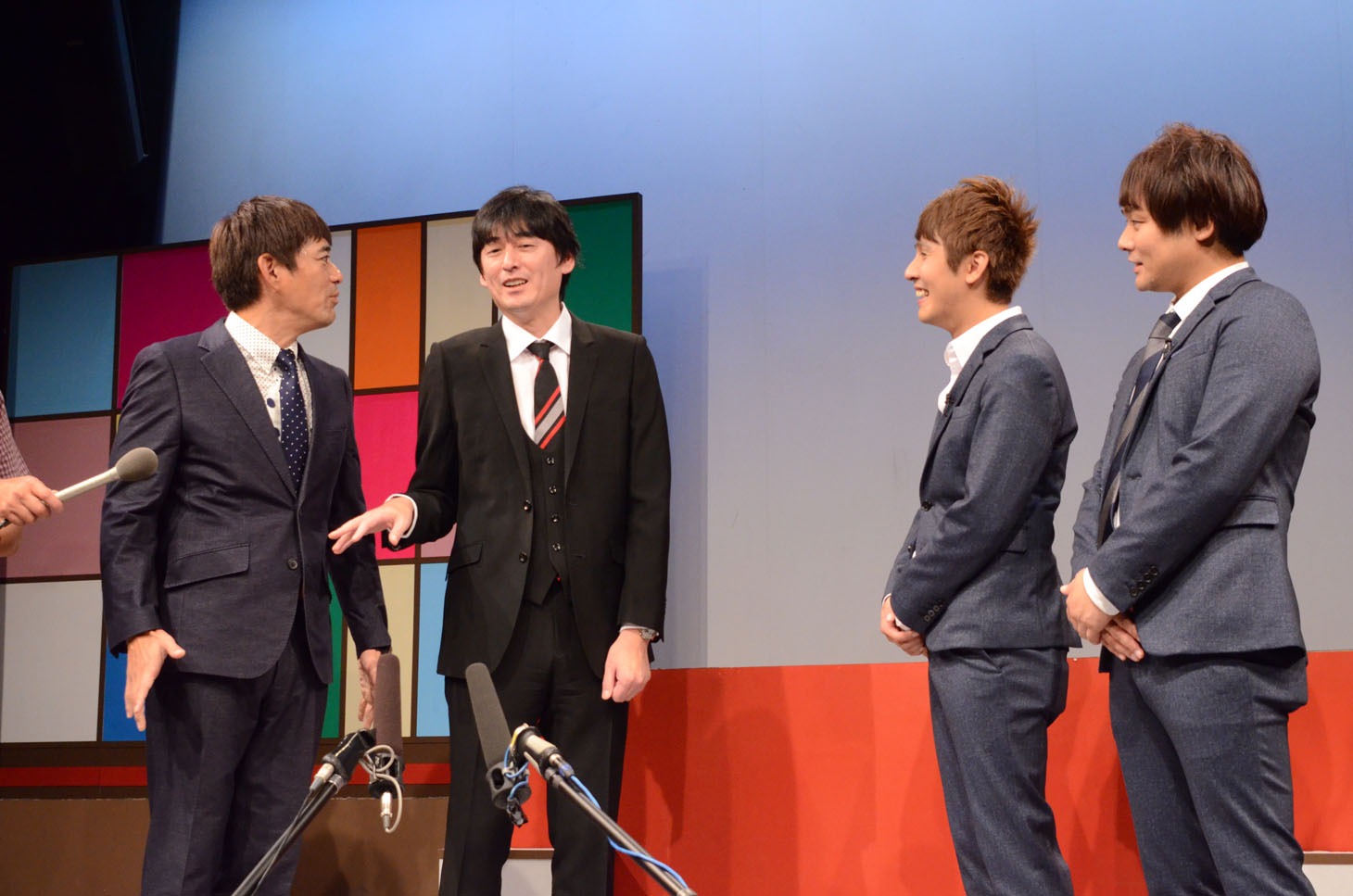 囲み取材でサカイストより目立とうとする博多華丸（左端）。