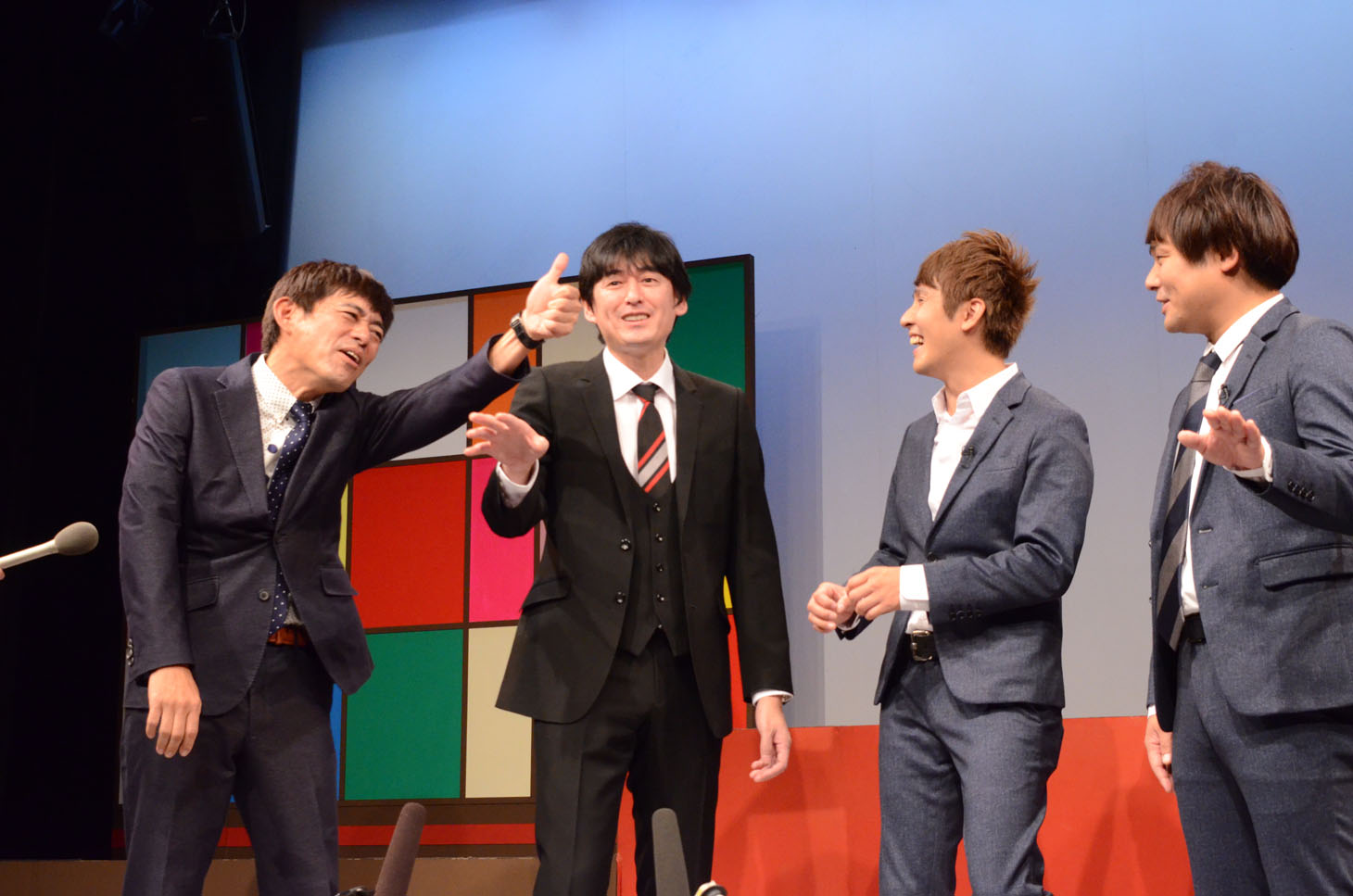 「福岡愛が止まらねー！」に大喜びする博多華丸（左端）。