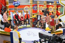 マジシャンの中に紛れているかまいたち濱家（左）。(c)MBS