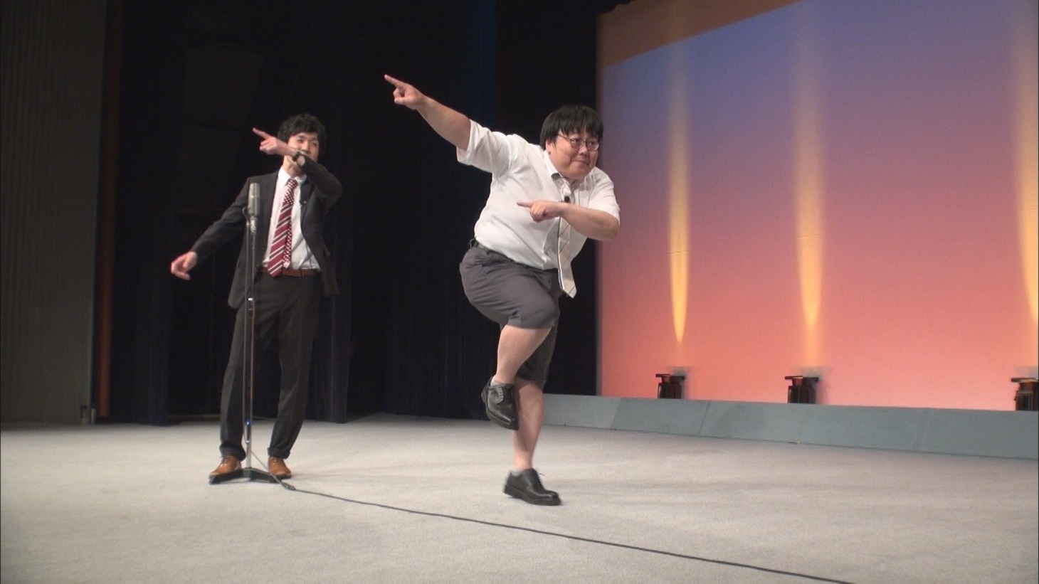 DVD「タイムマシーン3号単独ライブ『米』」に収録される漫才「温泉旅館」のワンシーン。
