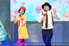 マジ歌を披露するベッキー（左）とおぎやはぎ小木（右）。