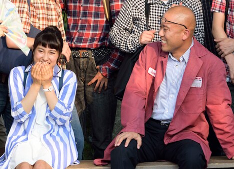 撮影中、土屋太鳳（左）を笑わせるコロコロチキチキペッパーズ・ナダル（右）。