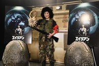 PR動画の撮影に臨んだ友近。