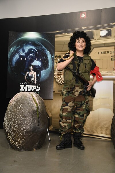 PR動画の撮影に臨んだ友近。