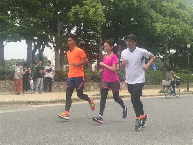 マラソンの練習をする（左から）橋本雅之、中谷しのぶアナウンサー、ヤナギブソン。(c)読売テレビ