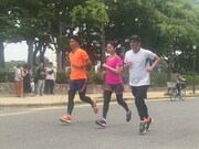 マラソンの練習をする（左から）橋本雅之、中谷しのぶアナウンサー、ヤナギブソン。(c)読売テレビ