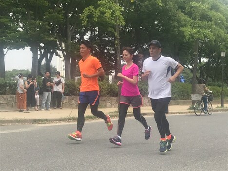マラソンの練習をする（左から）橋本雅之、中谷しのぶアナウンサー、ヤナギブソン。(c)読売テレビ