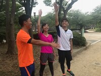 左から橋本雅之、中谷しのぶアナウンサー、ヤナギブソン。(c)読売テレビ