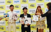 左からNON STYLE、成瀬瑛美。