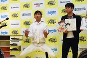 娘を抱き抱える仕草を見せるNON STYLE石田(左)。