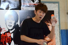 報道陣にいたずらの説明を行うトータルテンボス大村。