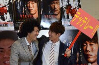 「愛くるしいなあ」と藤田をかわいがる大村。