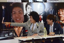 とんでもないプライベート映像が流れ、驚くトータルテンボス藤田（左）。