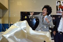 ケーキから永田裕志の手が飛び出し、驚くトータルテンボス藤田。