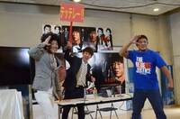 いたずら成功でポーズを決める永田裕志（右）。