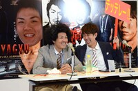 いたずら成功に喜ぶトータルテンボス大村（右）。