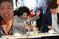 会見中に消化しきれなかったいたずらにわざと引っかかってやるトータルテンボス藤田（左）。