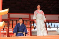 あるあるを奉納したこぶしたかしことレイザーラモンRG（右）。