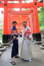 浅越ゴエ（左）とこぶしたかしことレイザーラモンRG。