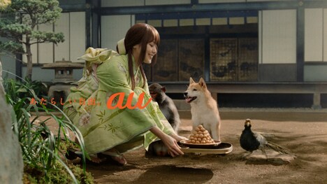 auの新CM「お供の不満」篇のワンシーン。