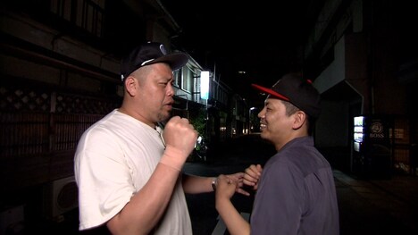 戯れる野性爆弾くっきー（左）と天竺鼠・川原（右）。(c)MBS