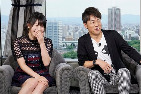 （左から）横山由依、陣内智則。(c)関西テレビ