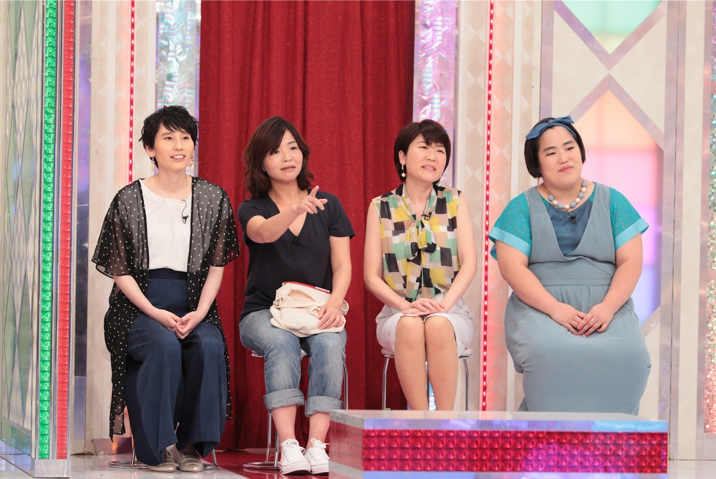 女芸人チームの（左から）ハリセンボンはるか、オアシズ、ゆりやんレトリィバァ。(c)テレビ朝日