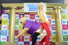 尻相撲対決に臨むメイプル超合金。