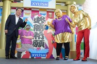 左から白川博一市長、メイプル超合金。メイプル超合金のリクエストにより、全員で脳みそ夫のポーズを決めている。