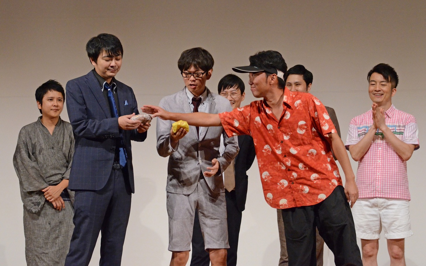 スピードワゴン小沢からハンバーガーを受け取る磁石。