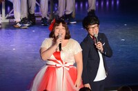 堀川絵美とセルライトスパ肥後によるデュエットの様子。