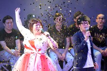 自分で紙吹雪を舞わせる堀川絵美とセルライトスパ肥後。