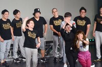 「いや立ってこれー！」の場面を再現する祇園と祇園・櫻井役のジュリエッタ藤本。