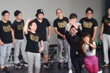 「いや立ってこれー！」の場面を再現する祇園と祇園・櫻井役のジュリエッタ藤本。