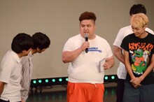 用意されたTシャツがピチピチすぎると訴えるMCのダブルアート真べぇ。