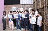 賛否両論ブースに控える芸人たち。