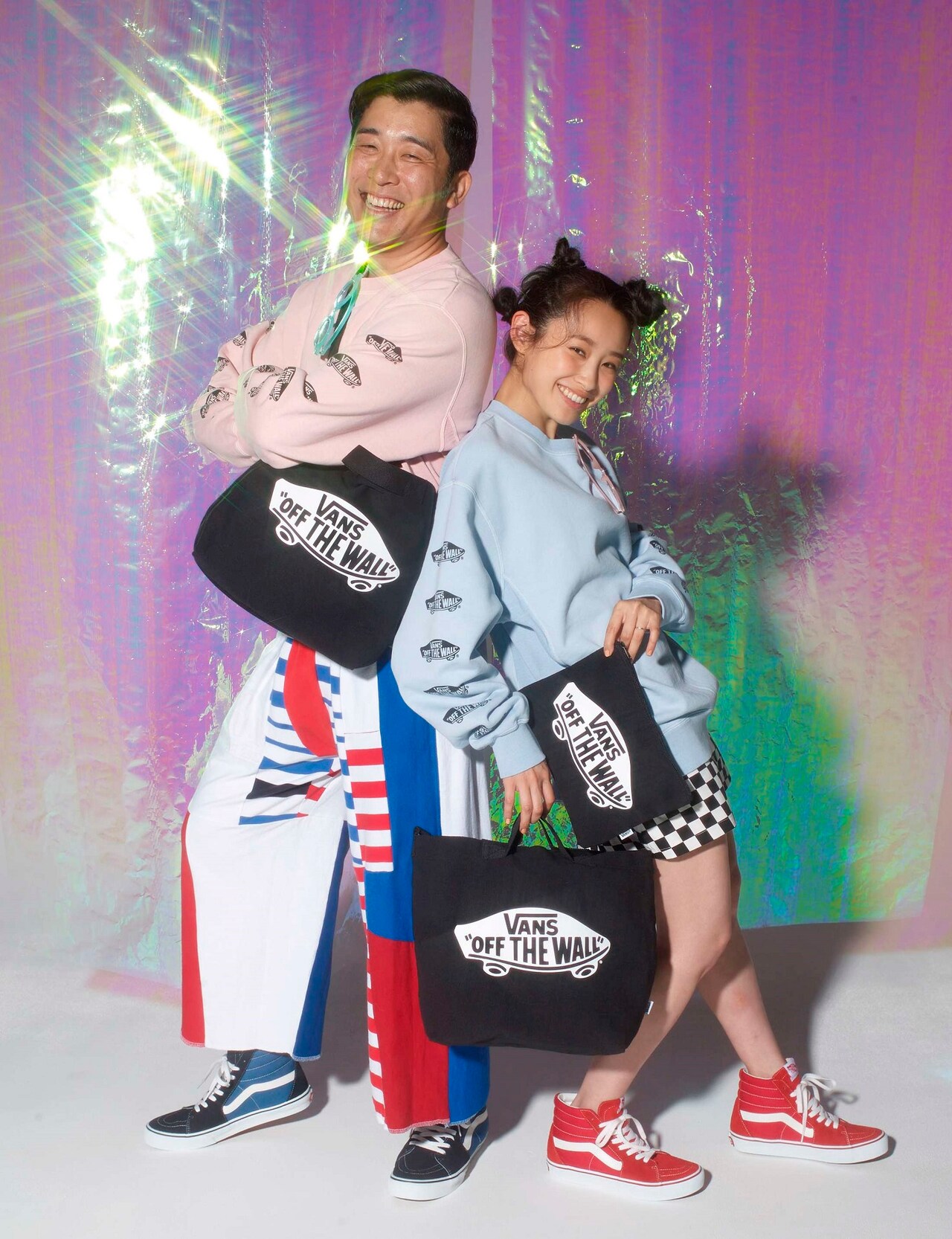 あべこうじ＆高橋愛、VANSのファンブックで笑顔