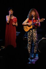 デュエットする伊藤美裕とタブレット純（左から）。