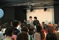 漫才を披露するタナからイケダ。