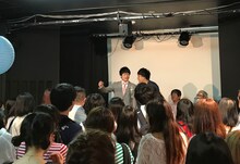 漫才を披露するタナからイケダ。