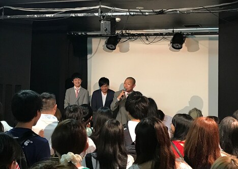 カラオケ大会の様子。