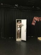 観客を見送る死体役のヒガシ逢ウサカ高見。