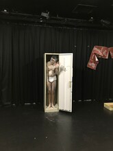 観客を見送る死体役のヒガシ逢ウサカ高見。