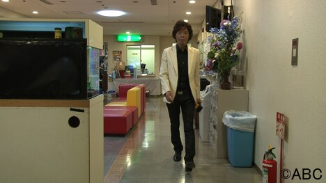 私服が紹介されるティーアップ長谷川。