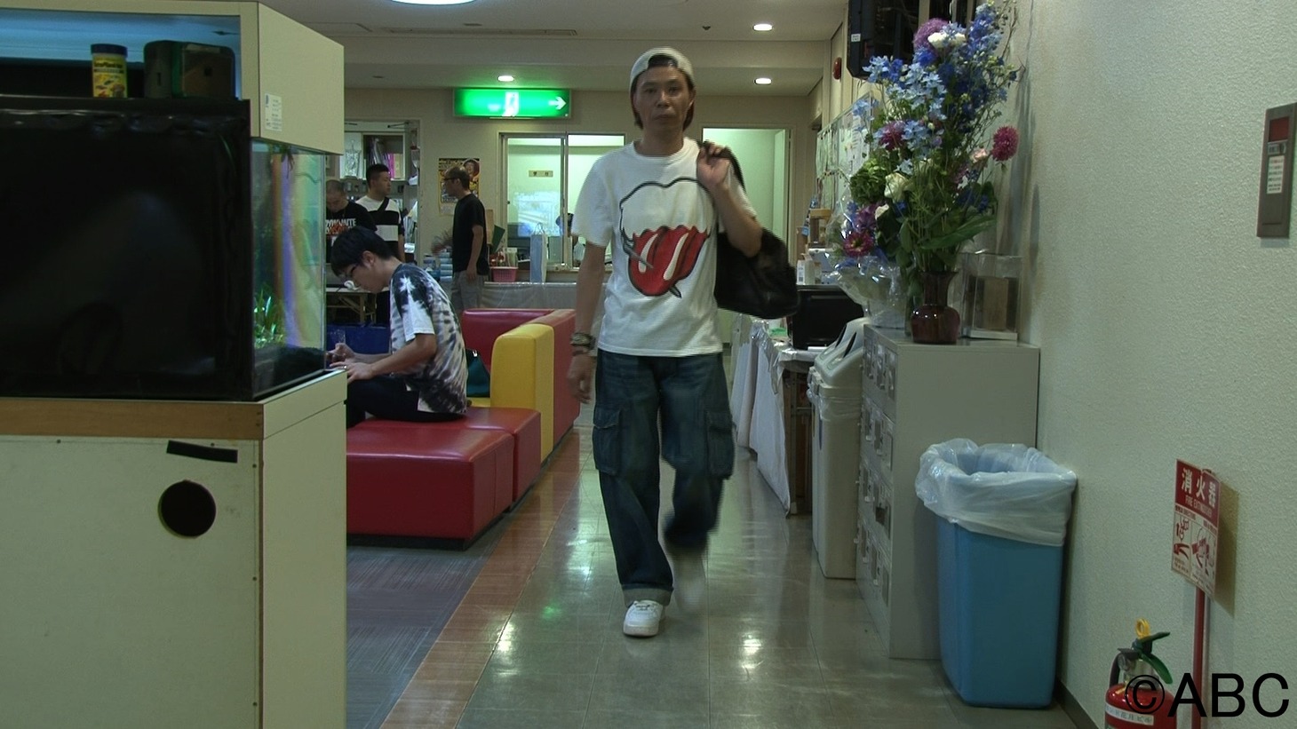 「なるみ・岡村の過ぎるTV」で私服が紹介されるティーアップ長谷川。